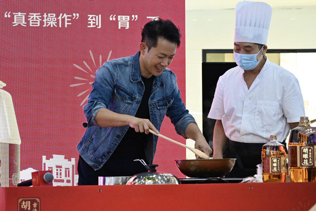 敖嘉年再现真香【名场面】 胡姬花这波“真香操作”到“胃”了! 敖嘉年再现真香【名场面】 胡姬花这波“真香操作”到“胃”了!