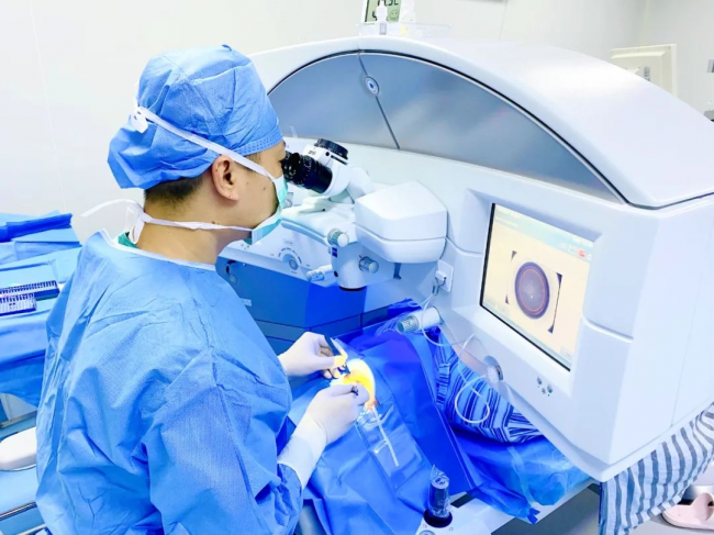 走近眼科医生》特辑 | 屈光科医生黄志昌:二十余年执一事,重塑清晰视界 走近眼科医生》特辑 | 屈光科医生黄志昌:二十余年执一事,重塑清晰视界