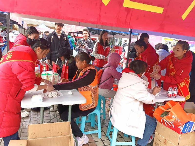 温暖如春:海底捞佛山大信新都汇店的雷锋月特别行动 温暖如春:海底捞佛山大信新都汇店的雷锋月特别行动